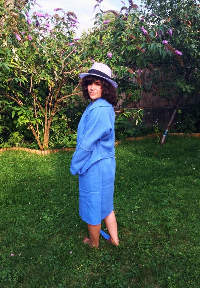 Modell bathrobe im Garten